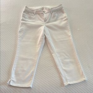 WESTPORT Women's white Capris  in great preowned condition size 6